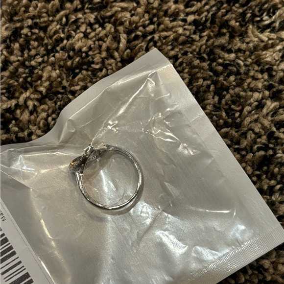 💥2/$24 or 3/$30💥 Double heart silver and gold ring with crystals. NWT. Sz 8 & 9 - Picture 10 of 10